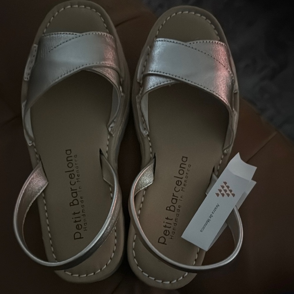 Elegant Silver Sandals with Cushioned Sole and Adjustable Straps